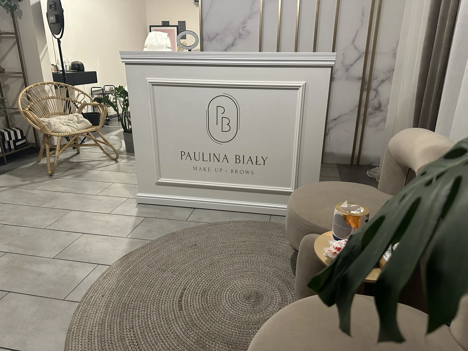 Lada recepcyjna na wymiar do salonu kosmetycznego — Kromołów
